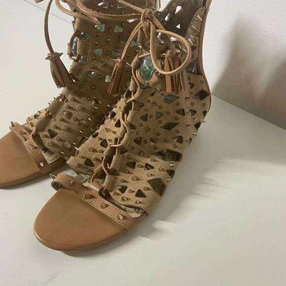 SamāEdelmanā
SpikedĀ Sandalā
Booties - Picture 4 of 9